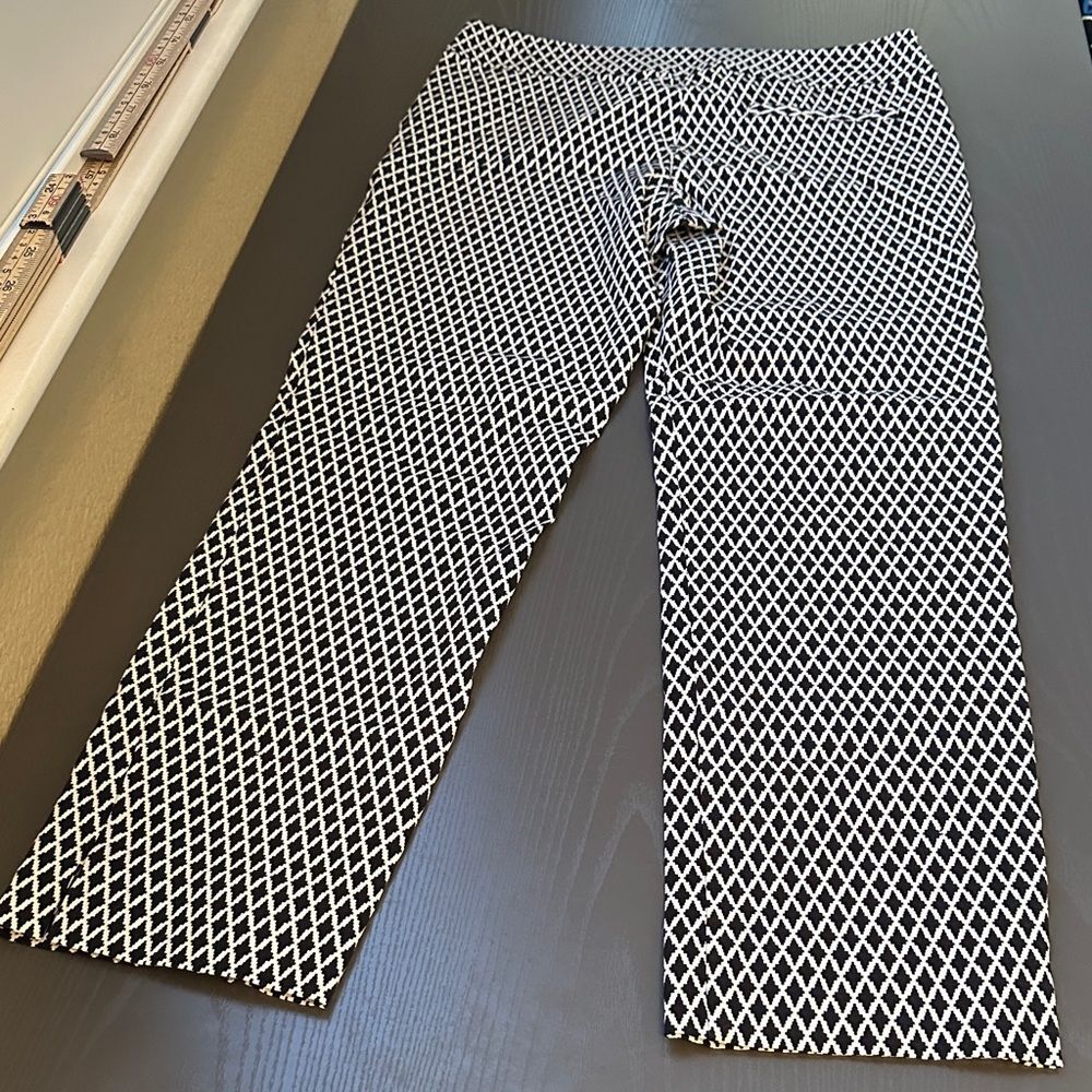 Margaret M Slimming Pant-Black and White Cropped Geometric print - Picture 5 of 5